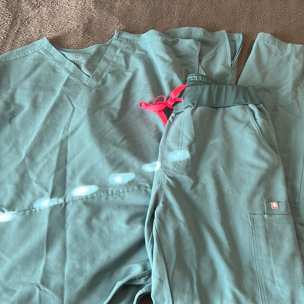 Sage green scrub set. Small too similar to Rafaela style. Medium tall yola